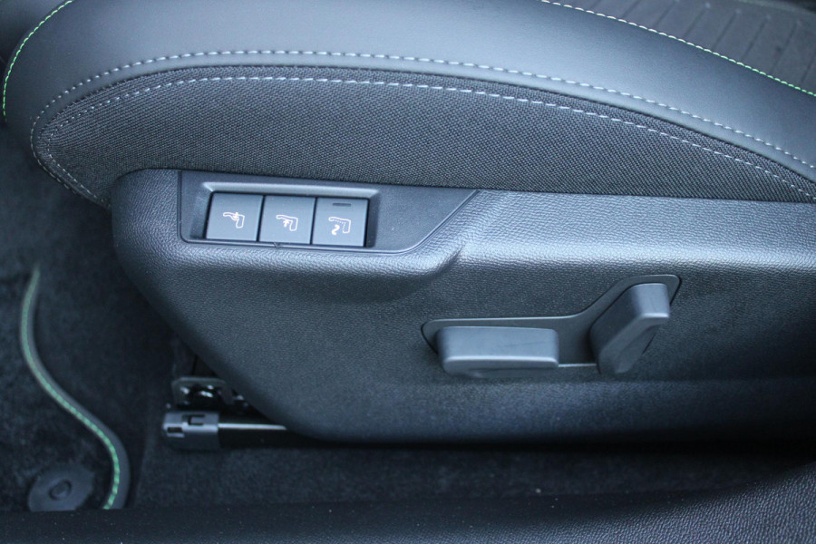 Peugeot 208 1.2 Hybrid 145PK AUTOMAAT GT PACK | DRAADLOZE APPLE CARPLAY/ANDROID AUTO | 17" LICHTMETALEN VELGEN | DRAADLOZE TELEFOONLADER | ACHTERUITRIJ CAMERA | CRUISE CONTROL | FULL LED KOPLAMPEN | KEYLESS ENTRY/START | CLIMATE CONTROL | PARKEERSENSOREN VOOR EN ACHTER | GETINTE ACHETRRUITEN |