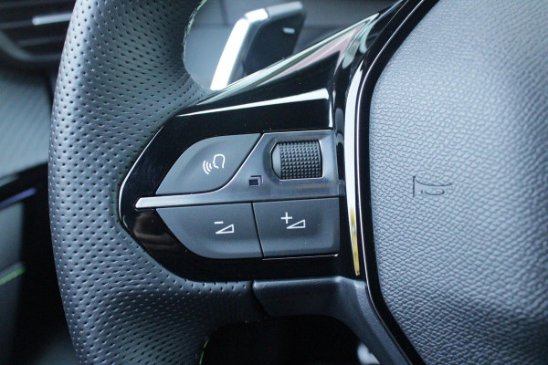 Peugeot 208 1.2 Hybrid 145PK AUTOMAAT GT PACK | DRAADLOZE APPLE CARPLAY/ANDROID AUTO | 17" LICHTMETALEN VELGEN | DRAADLOZE TELEFOONLADER | ACHTERUITRIJ CAMERA | CRUISE CONTROL | FULL LED KOPLAMPEN | KEYLESS ENTRY/START | CLIMATE CONTROL | PARKEERSENSOREN VOOR EN ACHTER | GETINTE ACHETRRUITEN |