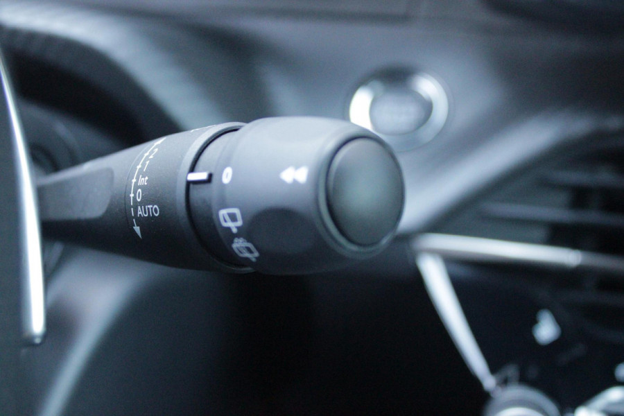Peugeot 208 1.2 Hybrid 145PK AUTOMAAT GT PACK | DRAADLOZE APPLE CARPLAY/ANDROID AUTO | 17" LICHTMETALEN VELGEN | DRAADLOZE TELEFOONLADER | ACHTERUITRIJ CAMERA | CRUISE CONTROL | FULL LED KOPLAMPEN | KEYLESS ENTRY/START | CLIMATE CONTROL | PARKEERSENSOREN VOOR EN ACHTER | GETINTE ACHETRRUITEN |