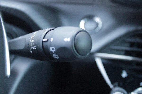 Peugeot 208 1.2 Hybrid 145PK AUTOMAAT GT PACK | DRAADLOZE APPLE CARPLAY/ANDROID AUTO | 17" LICHTMETALEN VELGEN | DRAADLOZE TELEFOONLADER | ACHTERUITRIJ CAMERA | CRUISE CONTROL | FULL LED KOPLAMPEN | KEYLESS ENTRY/START | CLIMATE CONTROL | PARKEERSENSOREN VOOR EN ACHTER | GETINTE ACHETRRUITEN |
