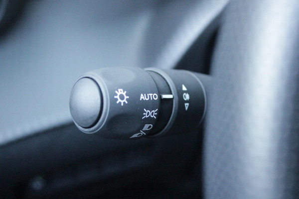 Peugeot 208 1.2 Hybrid 145PK AUTOMAAT GT PACK | DRAADLOZE APPLE CARPLAY/ANDROID AUTO | 17" LICHTMETALEN VELGEN | DRAADLOZE TELEFOONLADER | ACHTERUITRIJ CAMERA | CRUISE CONTROL | FULL LED KOPLAMPEN | KEYLESS ENTRY/START | CLIMATE CONTROL | PARKEERSENSOREN VOOR EN ACHTER | GETINTE ACHETRRUITEN |