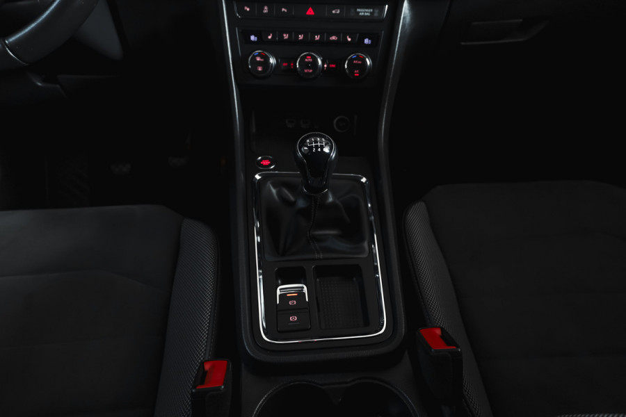 Seat Ateca 1.0 EcoTSI 115 PK Style Business Intense | Elek. Trekhaak | Dig. Cockpit | Adapt. Cruise | PDC | Camera | NAV + App. Connect | ECC | Elek. Klep | LM 17" |