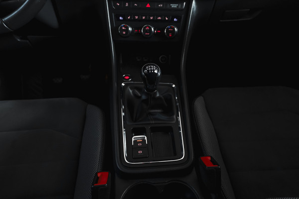 Seat Ateca 1.0 EcoTSI 115 PK Style Business Intense | Elek. Trekhaak | Dig. Cockpit | Adapt. Cruise | PDC | Camera | NAV + App. Connect | ECC | Elek. Klep | LM 17" |