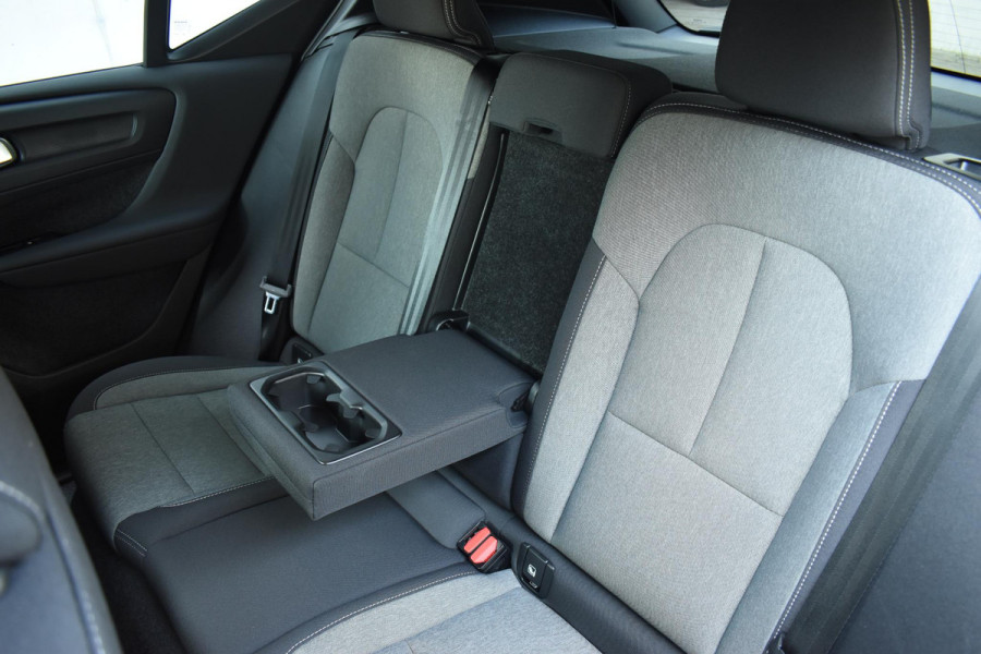 Volvo XC40 B3 177PK Automaat Plus Black Edition / Adaptive Cruise control / 360 Camera / Extra getint glas / 20'' velgen / Harman Kardon / Elektrisch verstelbare stoelen met geheugen / Stoel- en stuurverwarming
