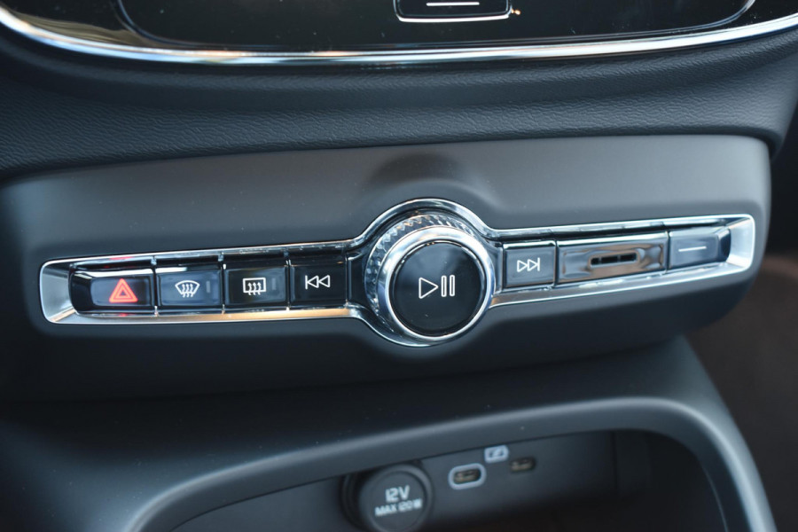 Volvo XC40 B3 177PK Automaat Plus Black Edition / Adaptive Cruise control / 360 Camera / Extra getint glas / 20'' velgen / Harman Kardon / Elektrisch verstelbare stoelen met geheugen / Stoel- en stuurverwarming