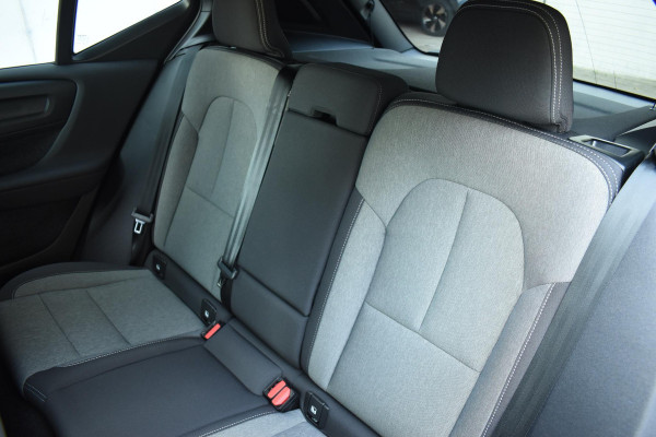 Volvo XC40 B3 177PK Automaat Plus Black Edition / Adaptive Cruise control / 360 Camera / Extra getint glas / 20'' velgen / Harman Kardon / Elektrisch verstelbare stoelen met geheugen / Stoel- en stuurverwarming