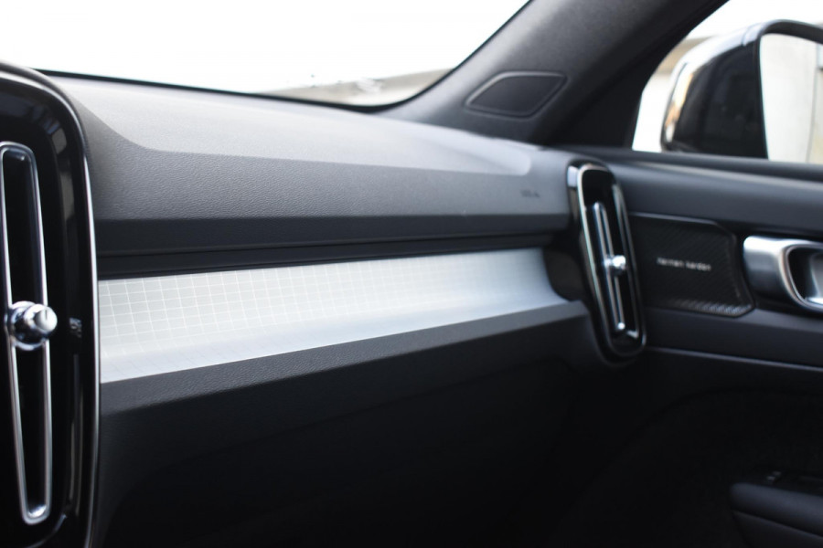 Volvo XC40 B3 177PK Automaat Plus Black Edition / Adaptive Cruise control / 360 Camera / Extra getint glas / 20'' velgen / Harman Kardon / Elektrisch verstelbare stoelen met geheugen / Stoel- en stuurverwarming