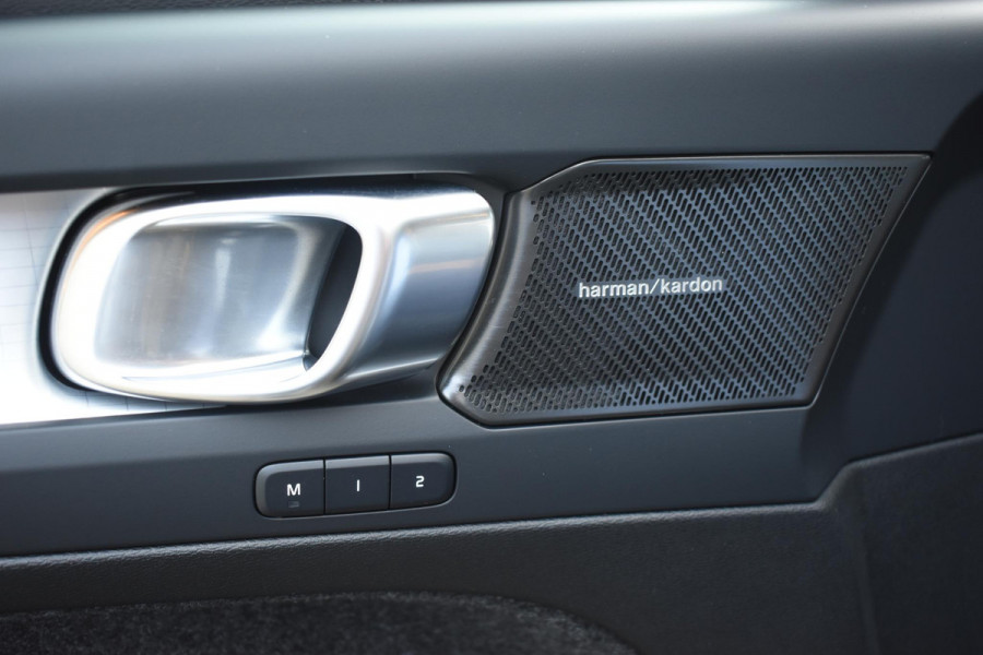 Volvo XC40 B3 177PK Automaat Plus Black Edition / Adaptive Cruise control / 360 Camera / Extra getint glas / 20'' velgen / Harman Kardon / Elektrisch verstelbare stoelen met geheugen / Stoel- en stuurverwarming