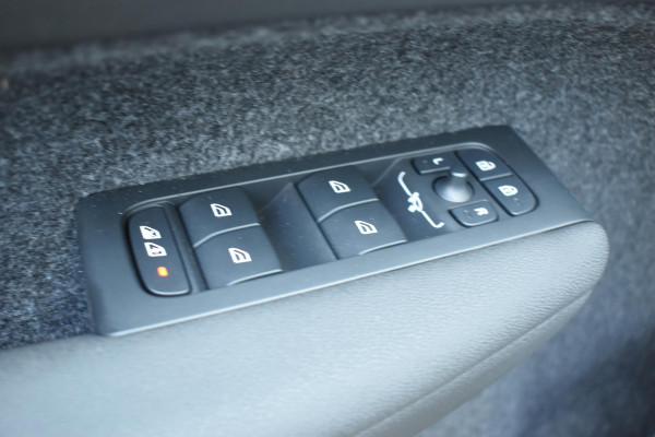 Volvo XC40 B3 177PK Automaat Plus Black Edition / Adaptive Cruise control / 360 Camera / Extra getint glas / 20'' velgen / Harman Kardon / Elektrisch verstelbare stoelen met geheugen / Stoel- en stuurverwarming
