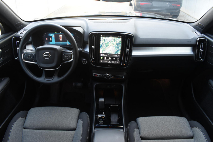 Volvo XC40 B3 177PK Automaat Plus Black Edition / Adaptive Cruise control / 360 Camera / Extra getint glas / 20'' velgen / Harman Kardon / Elektrisch verstelbare stoelen met geheugen / Stoel- en stuurverwarming