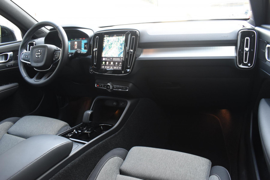 Volvo XC40 B3 177PK Automaat Plus Black Edition / Adaptive Cruise control / 360 Camera / Extra getint glas / 20'' velgen / Harman Kardon / Elektrisch verstelbare stoelen met geheugen / Stoel- en stuurverwarming