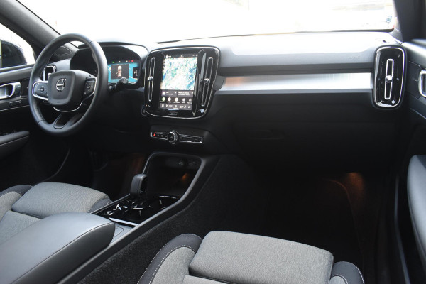 Volvo XC40 B3 177PK Automaat Plus Black Edition / Adaptive Cruise control / 360 Camera / Extra getint glas / 20'' velgen / Harman Kardon / Elektrisch verstelbare stoelen met geheugen / Stoel- en stuurverwarming