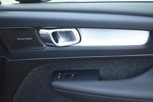 Volvo XC40 B3 177PK Automaat Plus Black Edition / Adaptive Cruise control / 360 Camera / Extra getint glas / 20'' velgen / Harman Kardon / Elektrisch verstelbare stoelen met geheugen / Stoel- en stuurverwarming