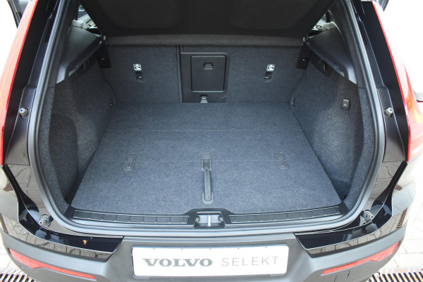 Volvo XC40 B3 177PK Automaat Plus Black Edition / Adaptive Cruise control / 360 Camera / Extra getint glas / 20'' velgen / Harman Kardon / Elektrisch verstelbare stoelen met geheugen / Stoel- en stuurverwarming