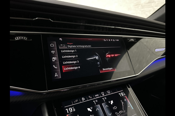 Audi Q8 60e 490pk #RS-Stoelen | 4WS | OLED | Laser-LED | Carbon | Massage | Ventilatie | Valcona Leder+ Pakket | B&O Sound | 23'' | Alcantara hemel | Head-Up | Soft-Close | Panodak | 2x Memory | Trekhaak | Keyless-Entry | Luchtvering | Achterasbesturing | Nw.Pr. 160.000,= | Fabrieksgarantie | Direct rijden.