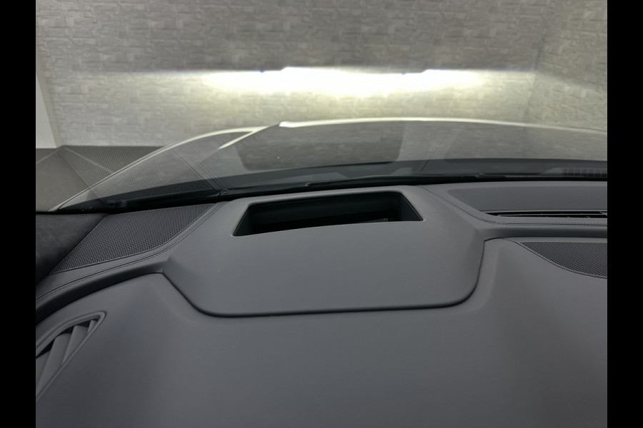Audi Q8 60e 490pk #RS-Stoelen | 4WS | OLED | Laser-LED | Carbon | Massage | Ventilatie | Valcona Leder+ Pakket | B&O Sound | 23'' | Alcantara hemel | Head-Up | Soft-Close | Panodak | 2x Memory | Trekhaak | Keyless-Entry | Luchtvering | Achterasbesturing | Nw.Pr. 160.000,= | Fabrieksgarantie | Direct rijden.