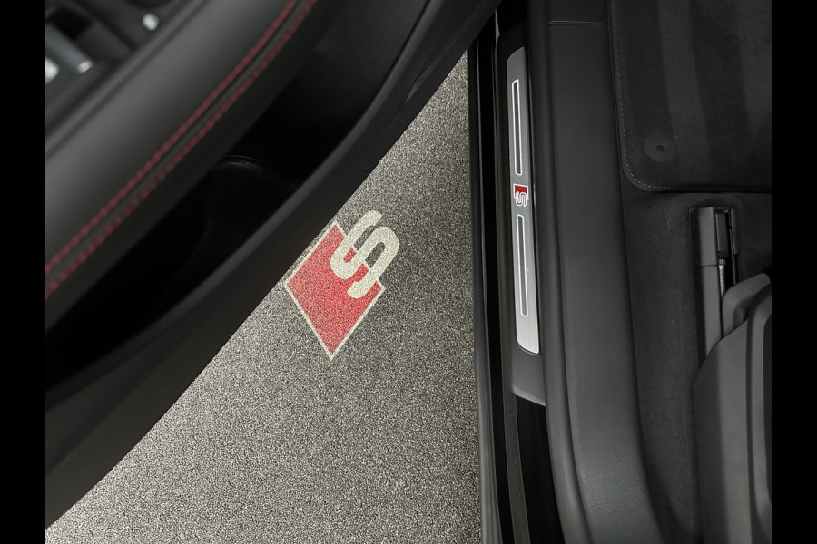 Audi Q8 60e 490pk #RS-Stoelen | 4WS | OLED | Laser-LED | Carbon | Massage | Ventilatie | Valcona Leder+ Pakket | B&O Sound | 23'' | Alcantara hemel | Head-Up | Soft-Close | Panodak | 2x Memory | Trekhaak | Keyless-Entry | Luchtvering | Achterasbesturing | Nw.Pr. 160.000,= | Fabrieksgarantie | Direct rijden.