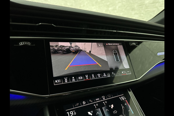 Audi Q8 60e 490pk #RS-Stoelen | 4WS | OLED | Laser-LED | Carbon | Massage | Ventilatie | Valcona Leder+ Pakket | B&O Sound | 23'' | Alcantara hemel | Head-Up | Soft-Close | Panodak | 2x Memory | Trekhaak | Keyless-Entry | Luchtvering | Achterasbesturing | Nw.Pr. 160.000,= | Fabrieksgarantie | Direct rijden.