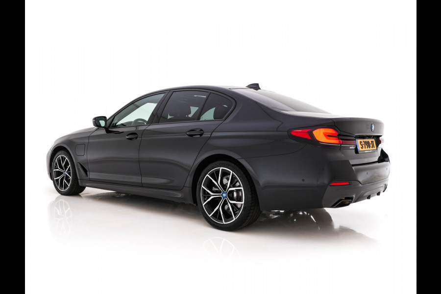 BMW 5 Serie 530e Business Edition Plus (Plug-in) (INCL.BTW) *PANO | HEAD-UP | LEATHER | FULL-LED | MEMORY-PACK | HARMAN/KARDON | BLIND-SPOT | DIGI-COCKPIT | CAMERA | NAVI-FULLMAP | PRIVACY-GLASS | SHIFT-PADDLES | ECC | PDC | 19''ALU*