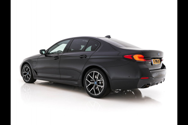 BMW 5 Serie 530e Business Edition Plus (Plug-in) (INCL.BTW) *PANO | HEAD-UP | LEATHER | FULL-LED | MEMORY-PACK | HARMAN/KARDON | BLIND-SPOT | DIGI-COCKPIT | CAMERA | NAVI-FULLMAP | PRIVACY-GLASS | SHIFT-PADDLES | ECC | PDC | 19''ALU*