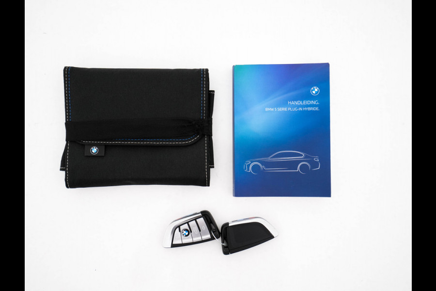 BMW 5 Serie 530e Business Edition Plus (Plug-in) (INCL.BTW) *PANO | HEAD-UP | LEATHER | FULL-LED | MEMORY-PACK | HARMAN/KARDON | BLIND-SPOT | DIGI-COCKPIT | CAMERA | NAVI-FULLMAP | PRIVACY-GLASS | SHIFT-PADDLES | ECC | PDC | 19''ALU*