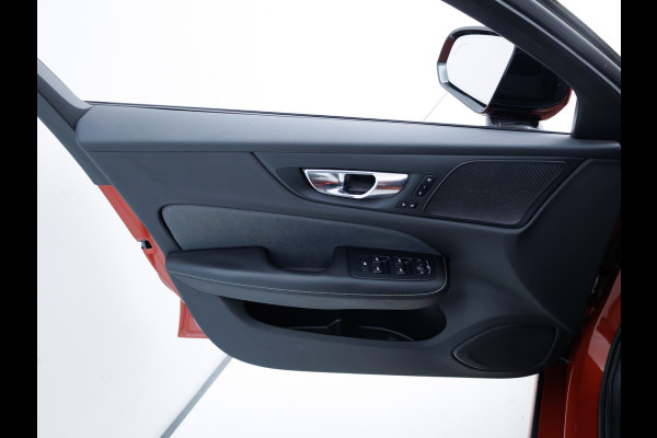 Volvo V60 2.0 T8 Twin Engine AWD R-Design | Stoel-, Stuur- & Achterbank verw. | Elec. trekhaak | 360 Camera | Elec. klep | Pilot assist, All season banden, Led, PDC V+A. Apple Carplay, Android auto