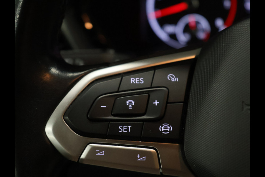 Volkswagen T-Cross 1.0 TSI Life [ADAPTIVE CRUISE, APPLE CARPLAY, ANDROID, PDC V+A, RIJSTROOKASSISTENT, DAB, BLUETOOTH, AIRCO, LICHT- EN ZICHTPAKKET, DAKRAILS, LED DAGRIJVERLICHTING, LICHTMETALEN VELGEN 16", NIEUWSTAAT]