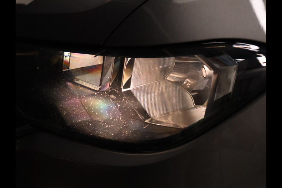 Volkswagen T-Cross 1.0 TSI Life [ADAPTIVE CRUISE, APPLE CARPLAY, ANDROID, PDC V+A, RIJSTROOKASSISTENT, DAB, BLUETOOTH, AIRCO, LICHT- EN ZICHTPAKKET, DAKRAILS, LED DAGRIJVERLICHTING, LICHTMETALEN VELGEN 16", NIEUWSTAAT]