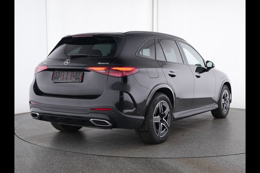 Mercedes-Benz GLC 300 e 4MATIC AMG Plug-In Hybride Luchtvering | AMG Premium | Night Pakket | Alarm klasse 3 | Head-up-Display | Panorama Schuif-Kanteldak. Inclusief 24 maanden MB Certified garantie voor Europa.