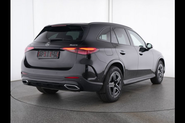 Mercedes-Benz GLC 300 e 4MATIC AMG Plug-In Hybride Luchtvering | AMG Premium | Night Pakket | Alarm klasse 3 | Head-up-Display | Panorama Schuif-Kanteldak. Inclusief 24 maanden MB Certified garantie voor Europa.