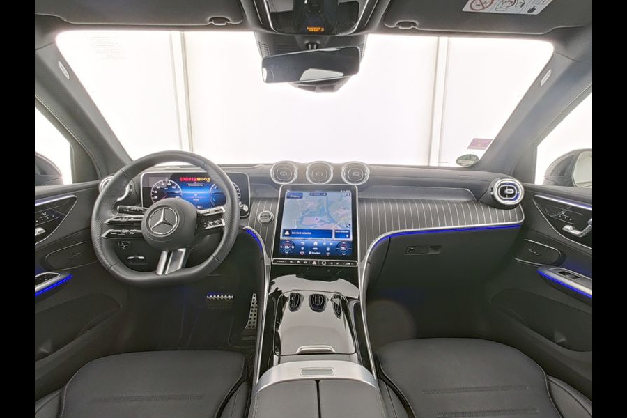 Mercedes-Benz GLC 300 e 4MATIC AMG Plug-In Hybride Luchtvering | AMG Premium | Night Pakket | Alarm klasse 3 | Head-up-Display | Panorama Schuif-Kanteldak. Inclusief 24 maanden MB Certified garantie voor Europa.