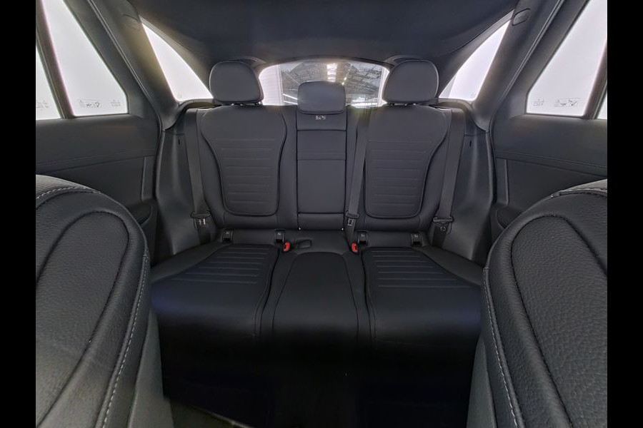 Mercedes-Benz GLC 300 e 4MATIC AMG Plug-In Hybride Luchtvering | AMG Premium | Night Pakket | Alarm klasse 3 | Head-up-Display | Panorama Schuif-Kanteldak. Inclusief 24 maanden MB Certified garantie voor Europa.