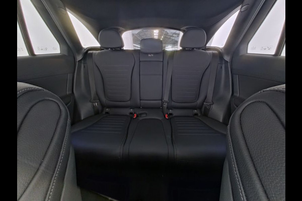 Mercedes-Benz GLC 300 e 4MATIC AMG Plug-In Hybride Luchtvering | AMG Premium | Night Pakket | Alarm klasse 3 | Head-up-Display | Panorama Schuif-Kanteldak. Inclusief 24 maanden MB Certified garantie voor Europa.