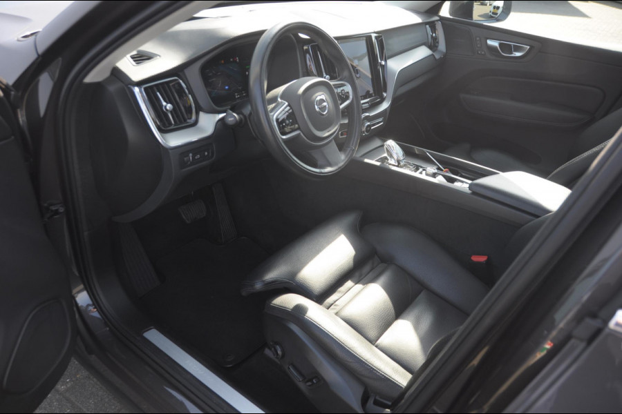Volvo XC60 T8 390PK Automaat AWD Ultra Bright / Adaptive cruise control / Head-up display / Trekhaak / 360 Camera / Harman Kardon / Panoramadak / Elektrisch bedienbare voorstoelen / Memory seats / Verwarmbare stoelen / Keyless entry /