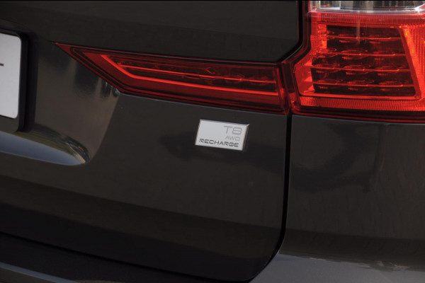 Volvo XC60 T8 390PK Automaat AWD Ultra Bright / Adaptive cruise control / Head-up display / Trekhaak / 360 Camera / Harman Kardon / Panoramadak / Elektrisch bedienbare voorstoelen / Memory seats / Verwarmbare stoelen / Keyless entry /