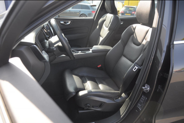 Volvo XC60 T8 390PK Automaat AWD Ultra Bright / Adaptive cruise control / Head-up display / Trekhaak / 360 Camera / Harman Kardon / Panoramadak / Elektrisch bedienbare voorstoelen / Memory seats / Verwarmbare stoelen / Keyless entry /