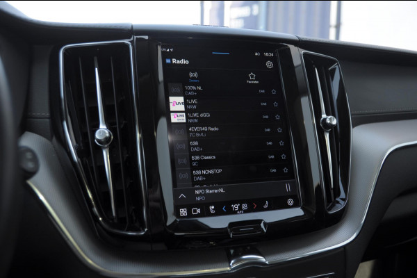 Volvo XC60 T8 390PK Automaat AWD Ultra Bright / Adaptive cruise control / Head-up display / Trekhaak / 360 Camera / Harman Kardon / Panoramadak / Elektrisch bedienbare voorstoelen / Memory seats / Verwarmbare stoelen / Keyless entry /