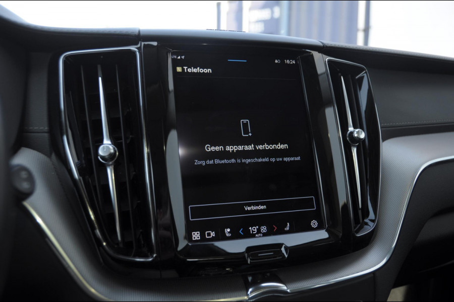Volvo XC60 T8 390PK Automaat AWD Ultra Bright / Adaptive cruise control / Head-up display / Trekhaak / 360 Camera / Harman Kardon / Panoramadak / Elektrisch bedienbare voorstoelen / Memory seats / Verwarmbare stoelen / Keyless entry /