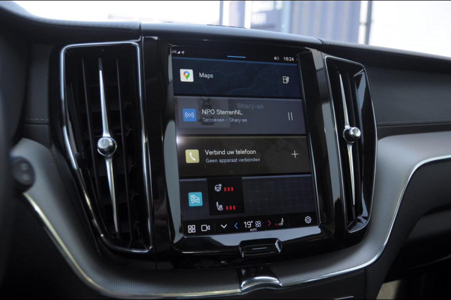 Volvo XC60 T8 390PK Automaat AWD Ultra Bright / Adaptive cruise control / Head-up display / Trekhaak / 360 Camera / Harman Kardon / Panoramadak / Elektrisch bedienbare voorstoelen / Memory seats / Verwarmbare stoelen / Keyless entry /
