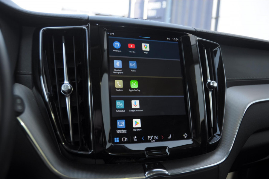 Volvo XC60 T8 390PK Automaat AWD Ultra Bright / Adaptive cruise control / Head-up display / Trekhaak / 360 Camera / Harman Kardon / Panoramadak / Elektrisch bedienbare voorstoelen / Memory seats / Verwarmbare stoelen / Keyless entry /