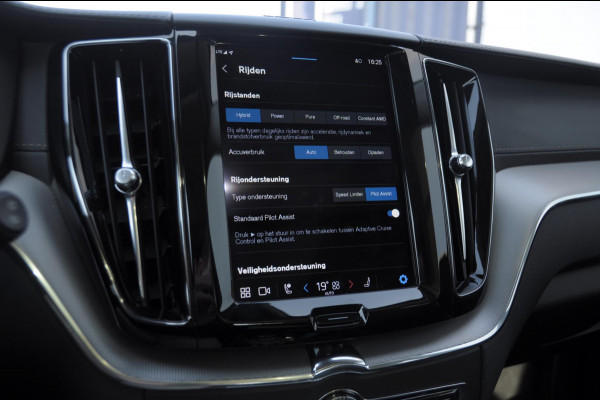 Volvo XC60 T8 390PK Automaat AWD Ultra Bright / Adaptive cruise control / Head-up display / Trekhaak / 360 Camera / Harman Kardon / Panoramadak / Elektrisch bedienbare voorstoelen / Memory seats / Verwarmbare stoelen / Keyless entry /