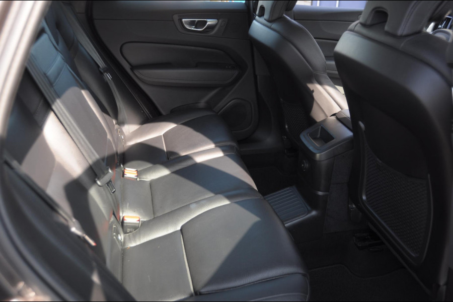 Volvo XC60 T8 390PK Automaat AWD Ultra Bright / Adaptive cruise control / Head-up display / Trekhaak / 360 Camera / Harman Kardon / Panoramadak / Elektrisch bedienbare voorstoelen / Memory seats / Verwarmbare stoelen / Keyless entry /
