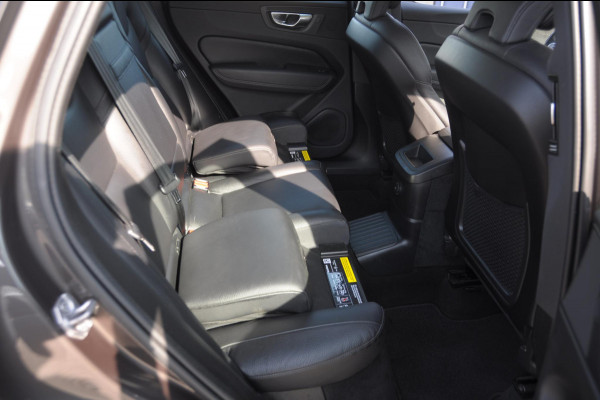 Volvo XC60 T8 390PK Automaat AWD Ultra Bright / Adaptive cruise control / Head-up display / Trekhaak / 360 Camera / Harman Kardon / Panoramadak / Elektrisch bedienbare voorstoelen / Memory seats / Verwarmbare stoelen / Keyless entry /