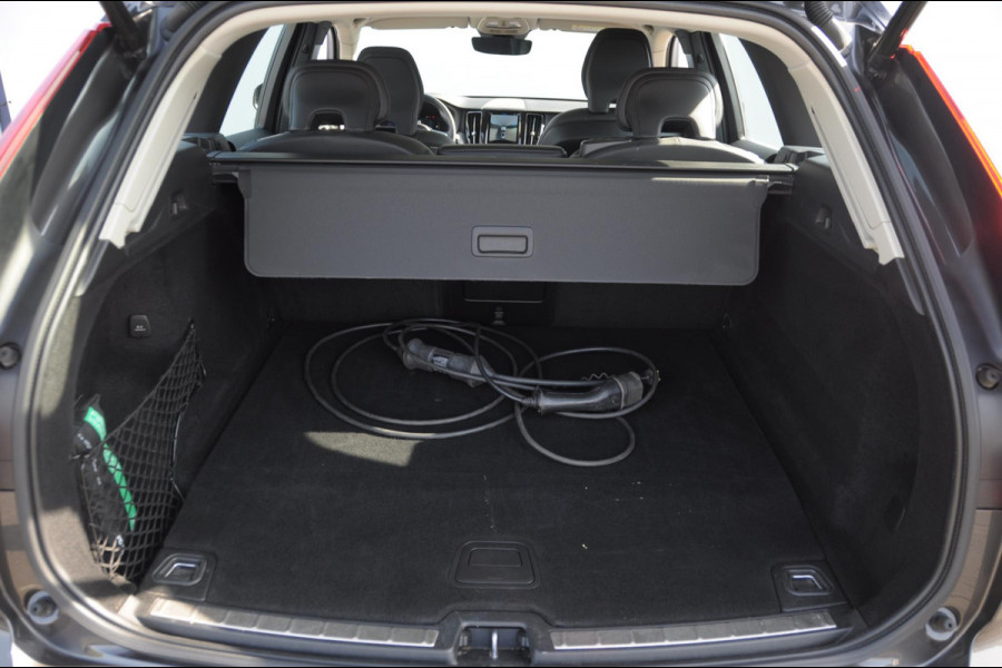 Volvo XC60 T8 390PK Automaat AWD Ultra Bright / Adaptive cruise control / Head-up display / Trekhaak / 360 Camera / Harman Kardon / Panoramadak / Elektrisch bedienbare voorstoelen / Memory seats / Verwarmbare stoelen / Keyless entry /