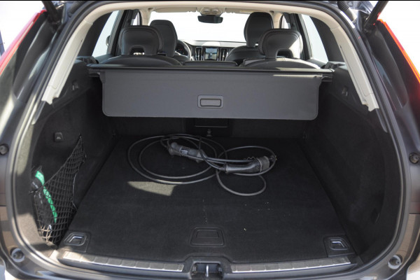 Volvo XC60 T8 390PK Automaat AWD Ultra Bright / Adaptive cruise control / Head-up display / Trekhaak / 360 Camera / Harman Kardon / Panoramadak / Elektrisch bedienbare voorstoelen / Memory seats / Verwarmbare stoelen / Keyless entry /
