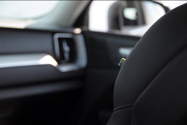 Volvo XC60 T8 390PK Automaat AWD Ultra Bright / Adaptive cruise control / Head-up display / Trekhaak / 360 Camera / Harman Kardon / Panoramadak / Elektrisch bedienbare voorstoelen / Memory seats / Verwarmbare stoelen / Keyless entry /