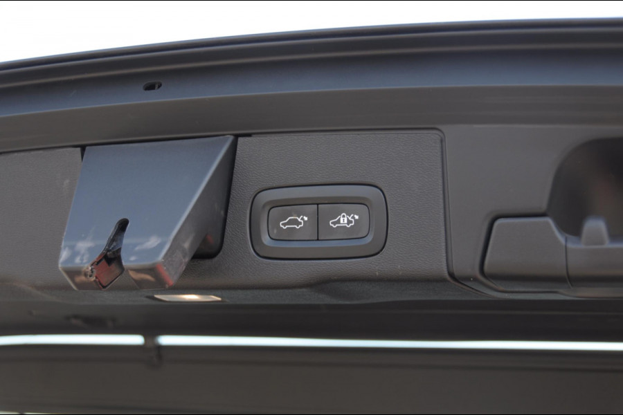 Volvo XC60 T8 390PK Automaat AWD Ultra Bright / Adaptive cruise control / Head-up display / Trekhaak / 360 Camera / Harman Kardon / Panoramadak / Elektrisch bedienbare voorstoelen / Memory seats / Verwarmbare stoelen / Keyless entry /