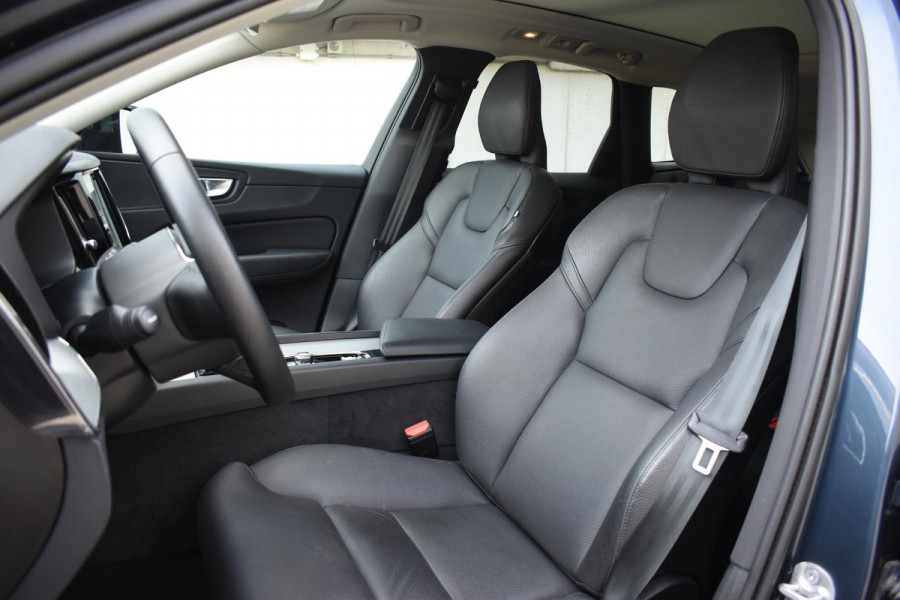 Volvo XC60 T6 350PK Automaat Plug-in Hybrid AWD Plus Dark / Adaptieve Cruise control / Elektrisch glazen panorama-dak / Elektrische stoelen met geheugen / Stuurverwarming / Stoelverwarming / 360 Camera / Elektrische achterklep / Extra getint glas