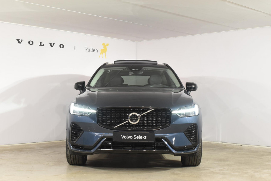 Volvo XC60 T6 350PK Automaat Plug-in Hybrid AWD Plus Dark / Adaptieve Cruise control / Elektrisch glazen panorama-dak / Elektrische stoelen met geheugen / Stuurverwarming / Stoelverwarming / 360 Camera / Elektrische achterklep / Extra getint glas