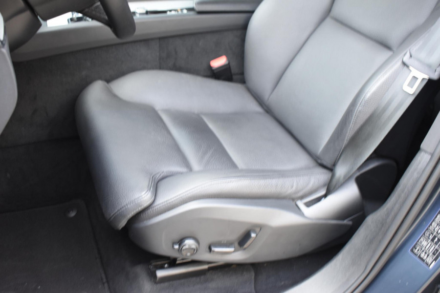Volvo XC60 T6 350PK Automaat Plug-in Hybrid AWD Plus Dark / Adaptieve Cruise control / Elektrisch glazen panorama-dak / Elektrische stoelen met geheugen / Stuurverwarming / Stoelverwarming / 360 Camera / Elektrische achterklep / Extra getint glas